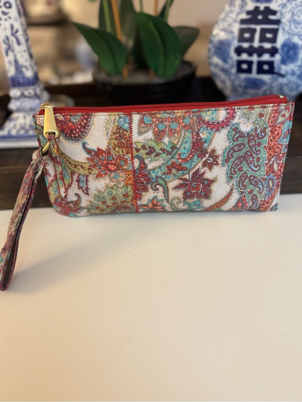 🧡🩵 HOBO VIDA LEATHER WRISTLET DONE IN A REGAL PAISLEY PRINT!🧡🩵